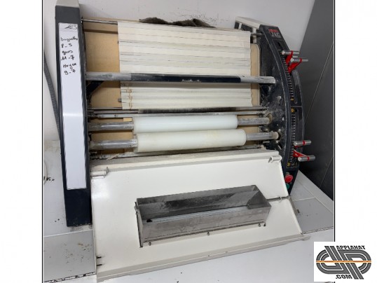 Faconneuse de boulangerie JAC UNIC avec capot ouvert avec vue sur les rouleaux de laminage