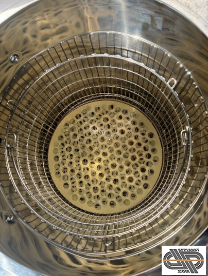 Intérieur d'un autoclave avec panier et intercalaire