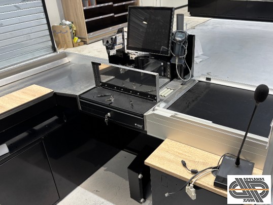 Vue du poste caisse équipé avec écran, micro, scanner et tiroir sécurisé – mobilier de checkouts d’occasion HMY pour agencement retail