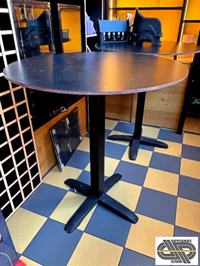 Lot de tables mange debout de restaurant d'occasion