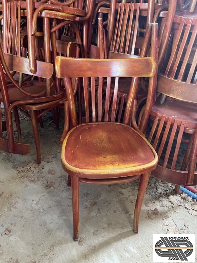 Lot chaises café bois usé occasion vue de face style chaise bauman