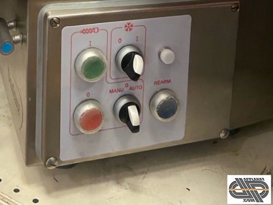 Commandes électromécaniques IP 24 d'un hachoir à viande Zircon Dadaux , avec réfrigération , mode manuel et automatique