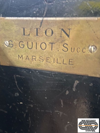Plaque LION G. Guiot. Succ. Marseille dans porte de coffre fort