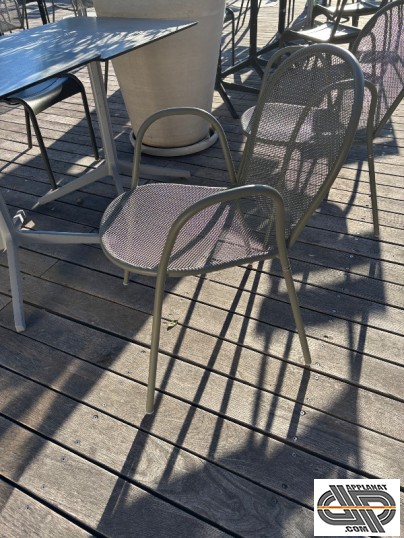 Chaise EMU en terrasse