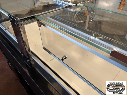 Vitrine avec système de vitre horizontale coulissante + portillon abattant
