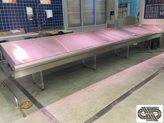 Etal poissonnerie en inox d'occasion propre et récent en place dans un supermarché