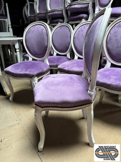 chaises louis XV relookée blanches , assises et dossiers velours violet