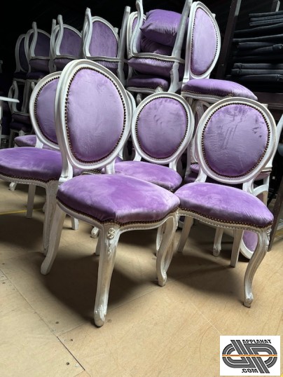 Chaises rétro baroques blanches et parme