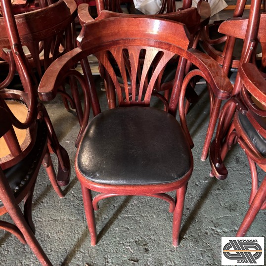 Fauteuil bridge bois brun tirant bordeaux / rouge foncé , style acajou et assise simili cuir noir