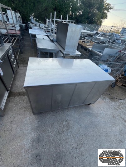 Meuble de stockage fermer avec pland de travail 
