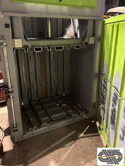 interieur-d-une-presse-a-cartons-force-50-tonnes-pour-balles-400Kg