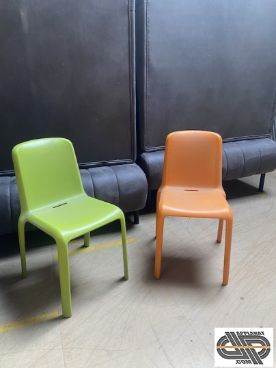 Chaise Pedrali Snow occasion coloris orange et coloris vert 