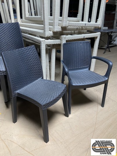 chaise et fauteuil en plastique noir d'occasion