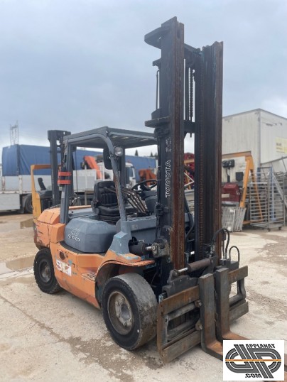 Chariot élévateur 4 tonnes Toyota vue de profil