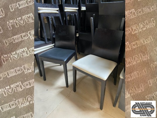 Chaises Pedrali Twig 429 d'occasion structure hêtre noire et assise simili cuir noir et blanc