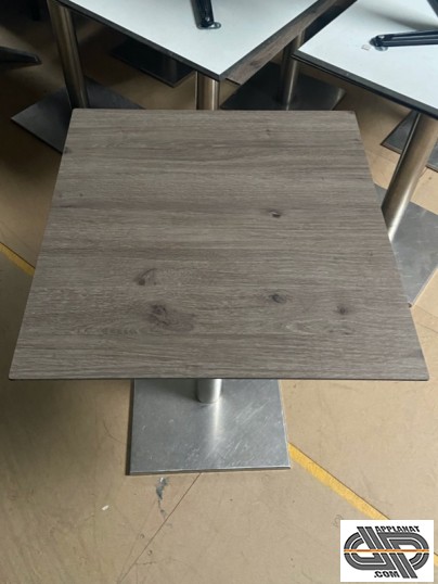 Table bistrot occasion 60x60 cm effet bois clair et pied inox  