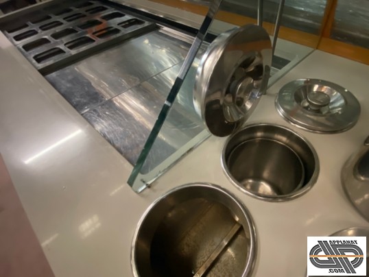 Plan de travail en corian d'une vitrine réfrigérée d'occasion avec bain marie e puits à carapines