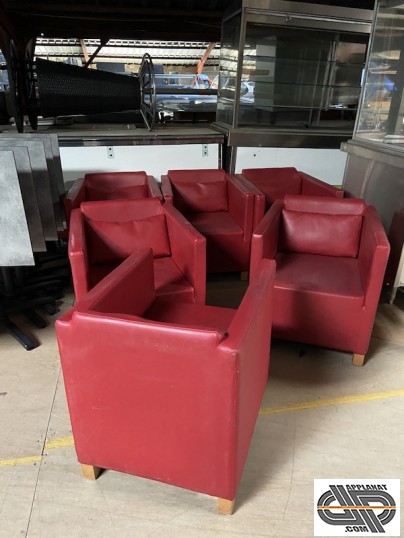 Fauteuils rouges vifs d'occasion dont un vu de dos