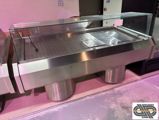 Vue avant de la vitrine poissonnerie d'occasion ARTSTEEL VP-201-K avec groupe logé, toute inox, avec groupe frigorifique logé . Idéal pour commerce al