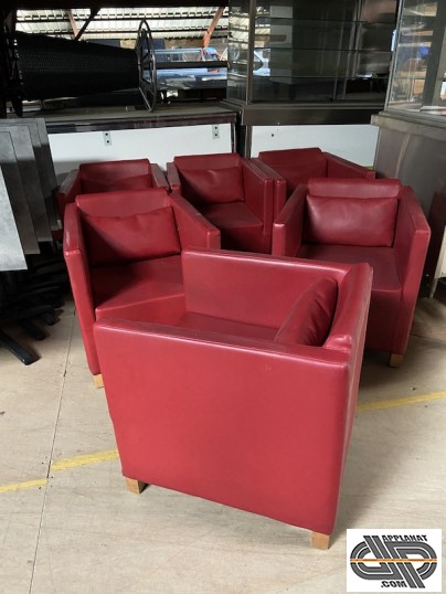 Fauteuils rouges vifs d'occasion dont un vu de côté