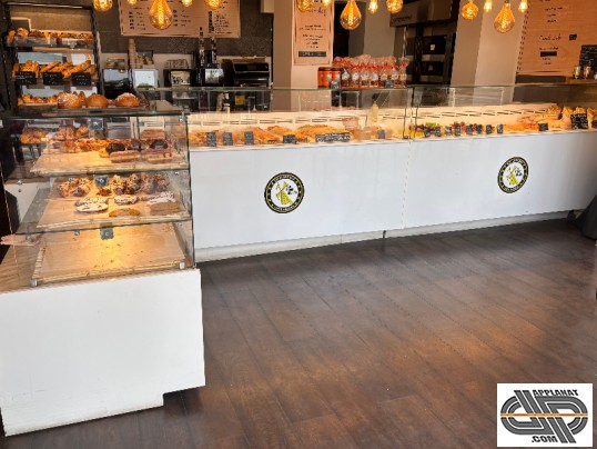 Magasin boulangerie patisserie d'occasion dans son contexte , avec vitrein réfrigérée froid ventilé de 4m00