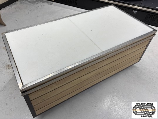 Ilot de présentation à roulettes avec plateau en téflon blanc, 2m00 x 1m00 Plan de travail hygiénique résistant, encadrement inox, adapté à un usage p