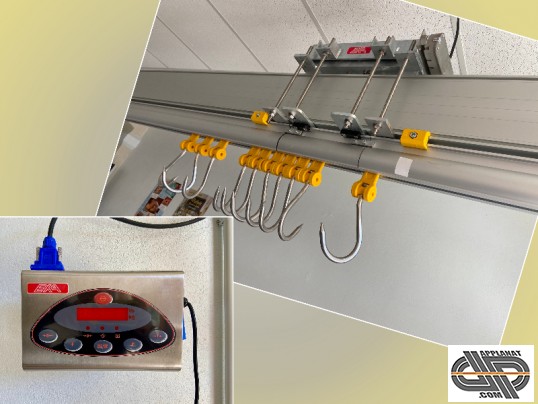 Photo montage de deux images qui montrent un rail suspendu de penderie de boucherie avec unité de pesage intégrée et afficheur déporté