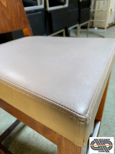 Détail assise cuir chaise CHR café