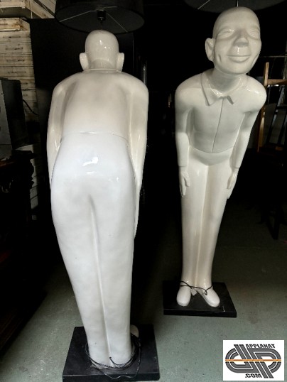 Luminaires en forme de statue a la forme d'un homme sourriant, lègerement incliné vers l'avant avec les mains sur les cuisses