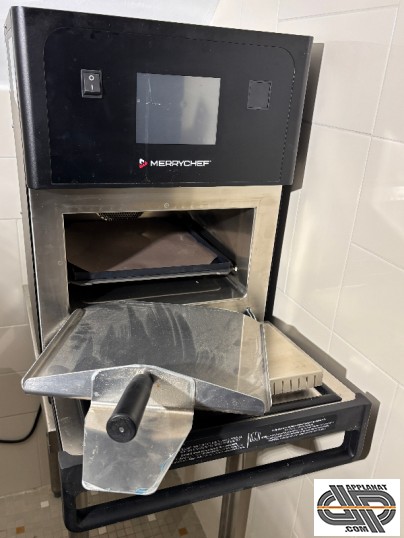 Four micro-ondes - convection professionnel d'occasion marque WELBILT, type Merrychef Eikon E1S noir, modèle : E1SGHMV5XBU2EU de 2022 avec accessoires