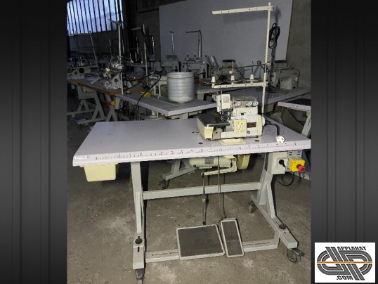 Surjeteuse 3 fils marque: PEGASUS - gamme M700 – Modèle M752-17 sur table et bati avec roulettes d'occasion 