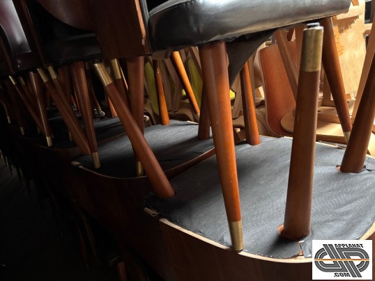 Lot de chaises dans les entrepôts, Applanat