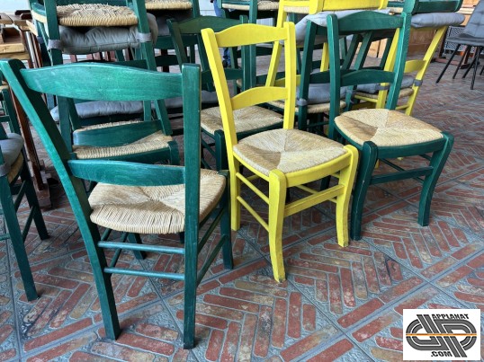 Chaise en bois et assie en paille 