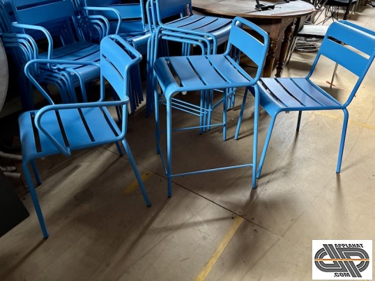 chaises collection Lutetia marque RM Metal finition couleur bleu azur