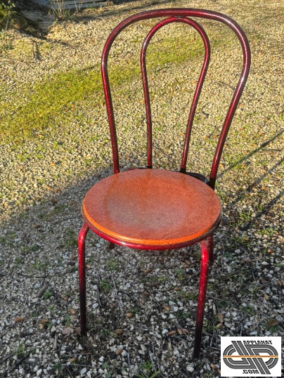 chaise bistrot rétro alu rouge avec assise en bois d'arbre