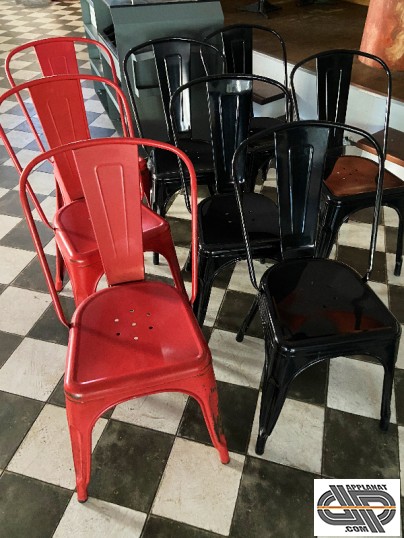 Chaises Tolix rouges et noires d'occasion