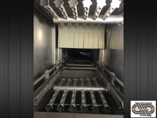 interieur d'un tunnel de lavage avec vue sur les bras de lavage en inox en haut et en bas