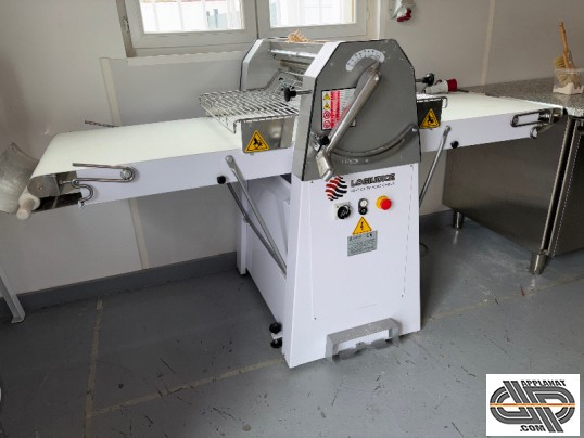 Laminoir à bandes sur socle de boulangerie professionnelle SF-600-1000 Logiudice de 2024 occasion
