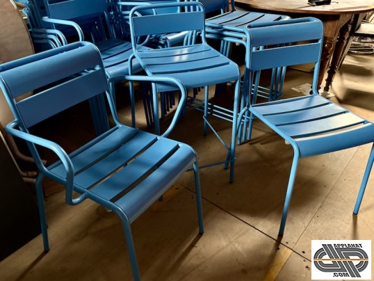 mobilier de terrasse , chaises métal d'extérieur bleues
