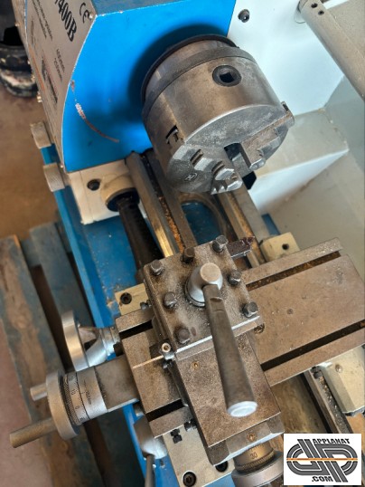 mandrin a 3 mors et chariot porte outils d'un tour à métaux
