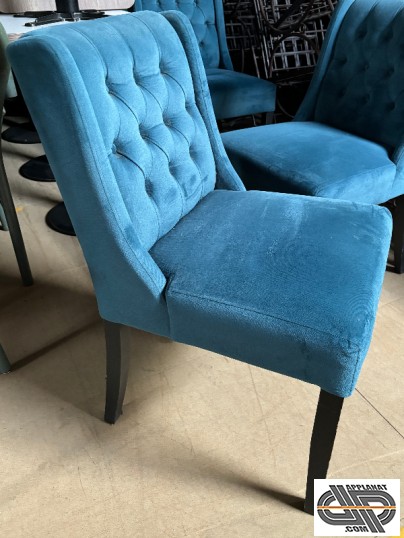 Chaise avec capitonage en losange avec 10 boutons et petites joues latérales 