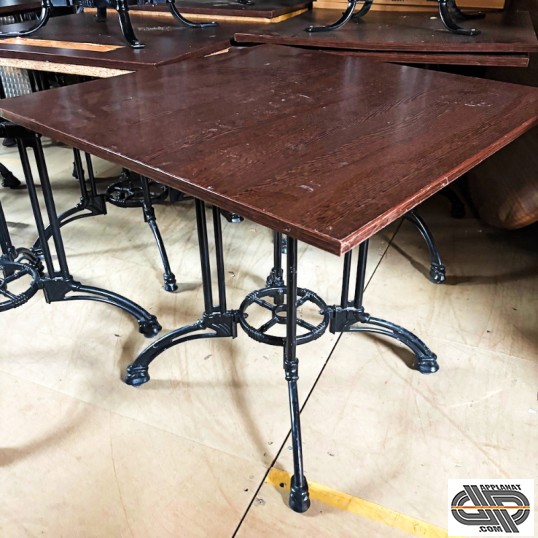 Tables d'occasion modèle piètement fonte 3 branches avec rosace centrale