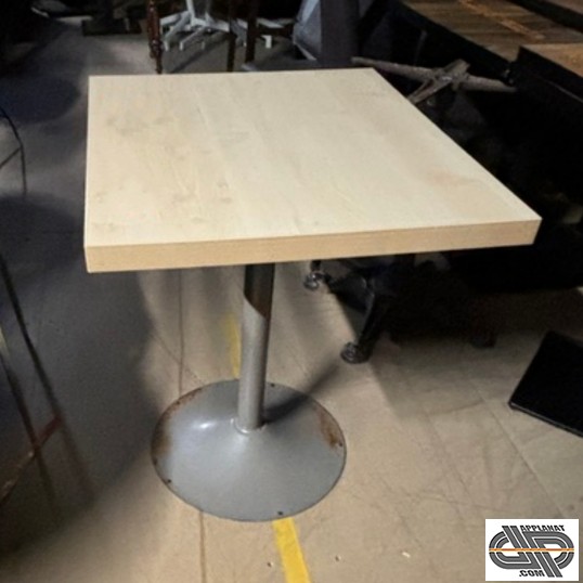 Table CHR de restaurant café brasserie d'occasion plateau marron foncé (style bois clair ) 60x70 cm et pied métal gris