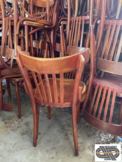 Lot chaises café restaurant bar bois usé occasion vue de dos style chaise bauman