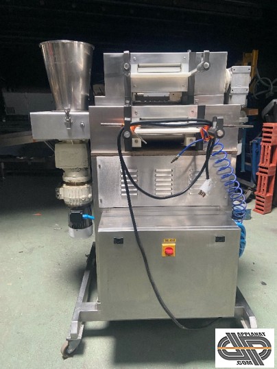 Machine industrielle pour produire des ravioli et pates farcies