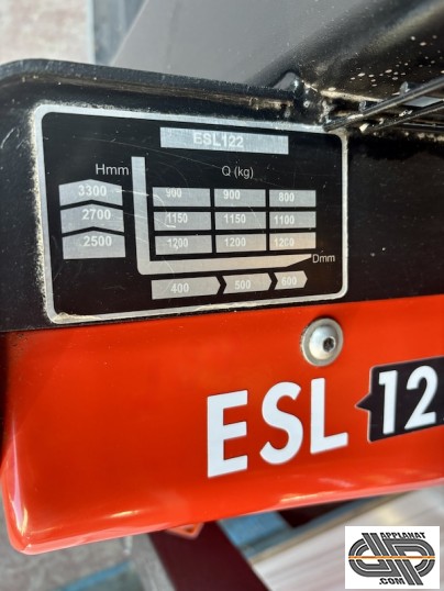 plaque des charge d'un chariot électrique ESL 122