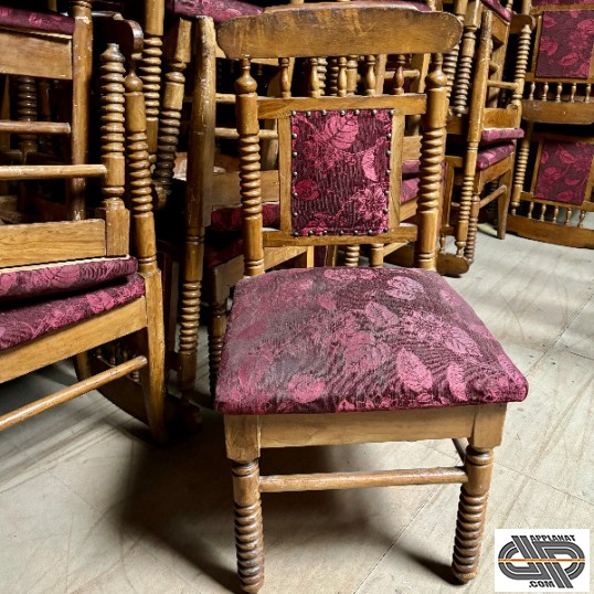 Chaise bois avec structure bois tourné assie et dossier tissu brodé pourpre