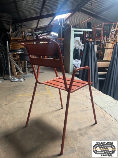 Fauteuil en fer couleur orange d'occasion
