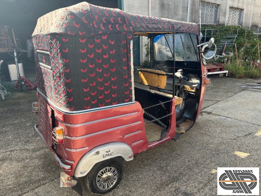 Vue lattérale droite et arrière d’un rickshaw tuk-tuk décoré Kaporal 5 – Toile brodée, feux arrière, détails de carrosserie vintage