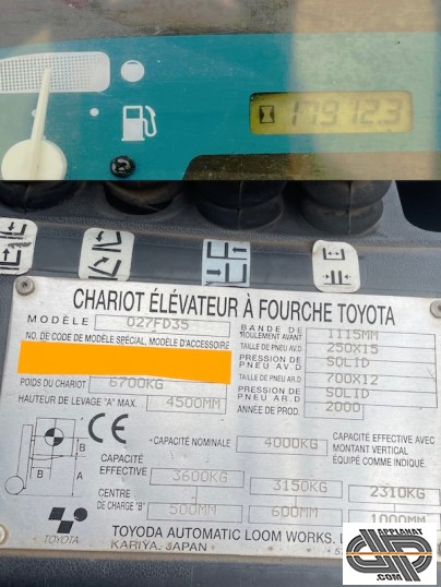 plaque signaletique et compteur horaire d'un chriot élévateur Toyota